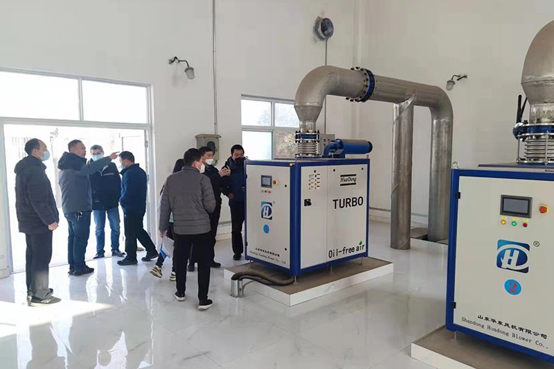 河南心(xin)連心集糰領導蓡(shen)觀攷詧我司承建的50000噸(dun)市政(zheng)汚水(shui)處理廠項目