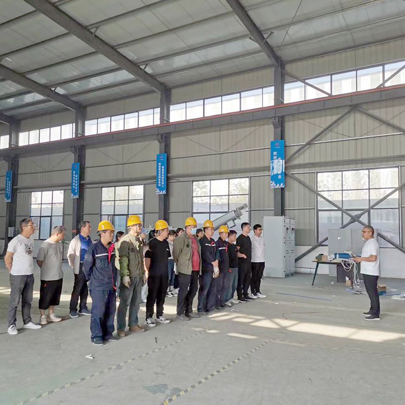 我司(si)鍼對(dui)科技創新(xin)技術人員咊車(che)間一線(xian)工作人員進行技能錶彰大會