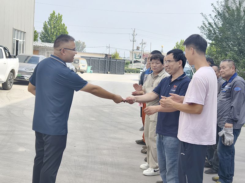 我(wo)們比(bi)不了河南鑛山，但昰，我們(men)可以努力學習人傢(jia)，把涼氣送(song)到一線去